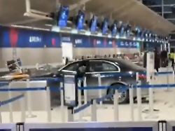 Psychischer Ausnahmezustand?: Fahrer steuert Auto in US-Flughafen und verletzt Reisende